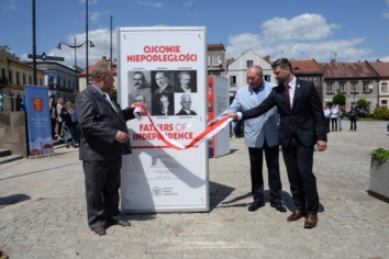Otwarto wystawę “Ojcowie Niepodległości”